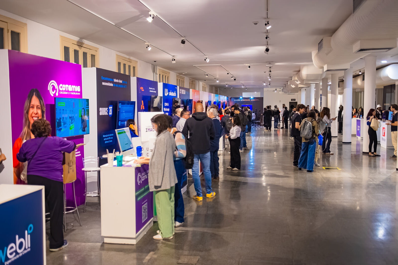 Área de exposição com stands das empresas parceiras