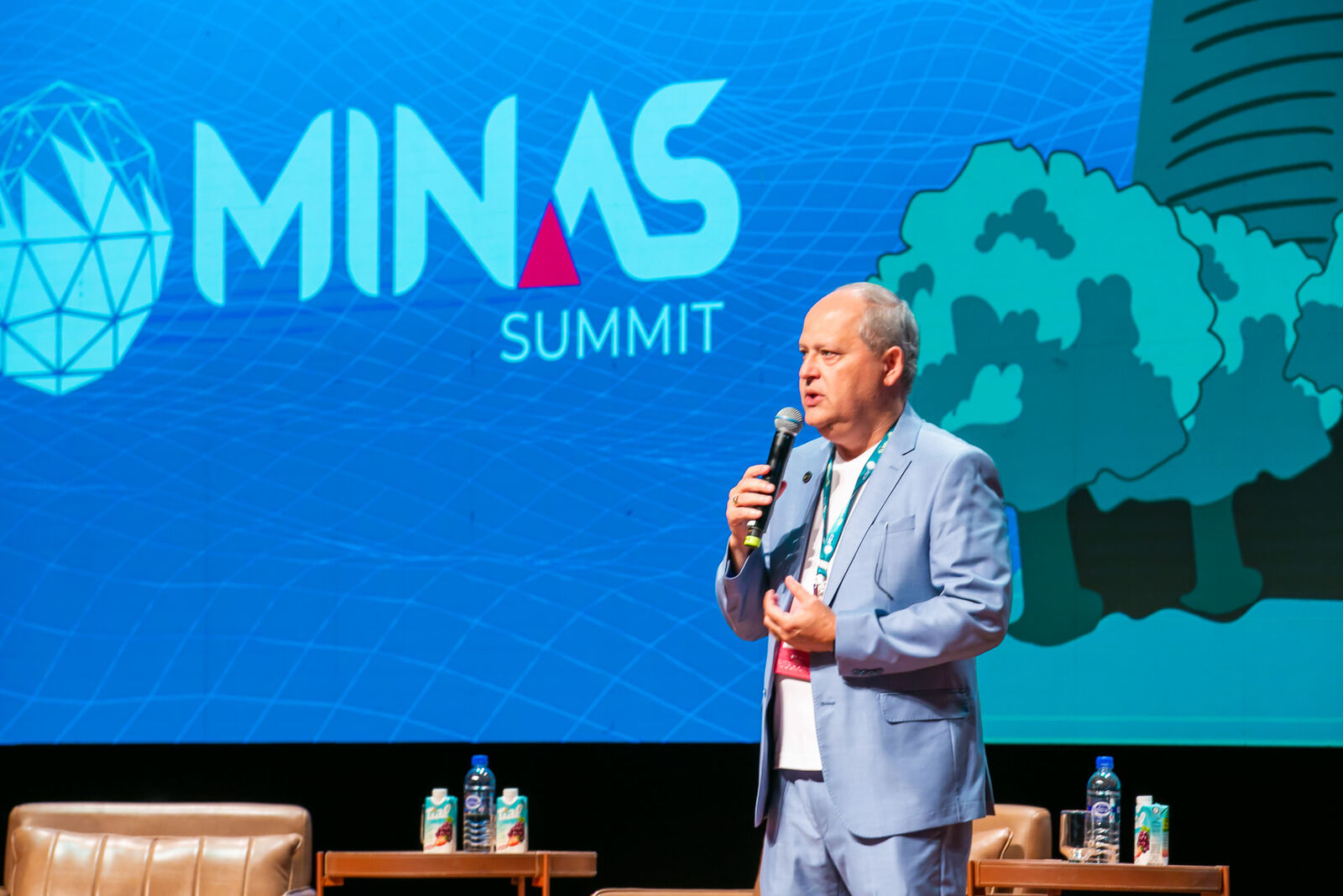 Keynote no palco com o painel da marca Minas Summit