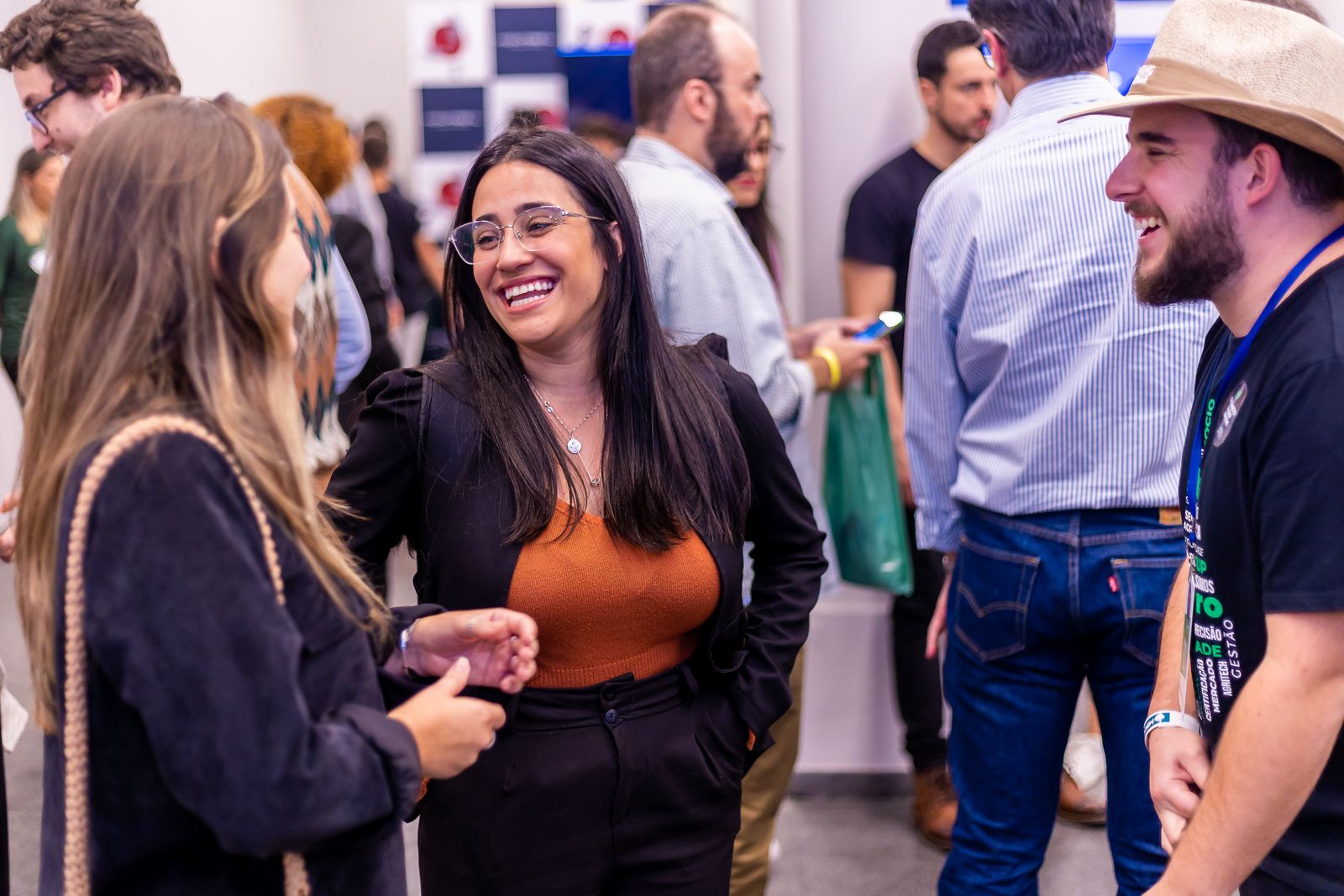Networking entre participantes nos corredores do evento