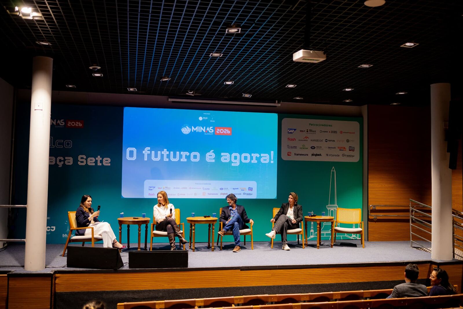 Painel com convidados no palco do Minas Summit 2026