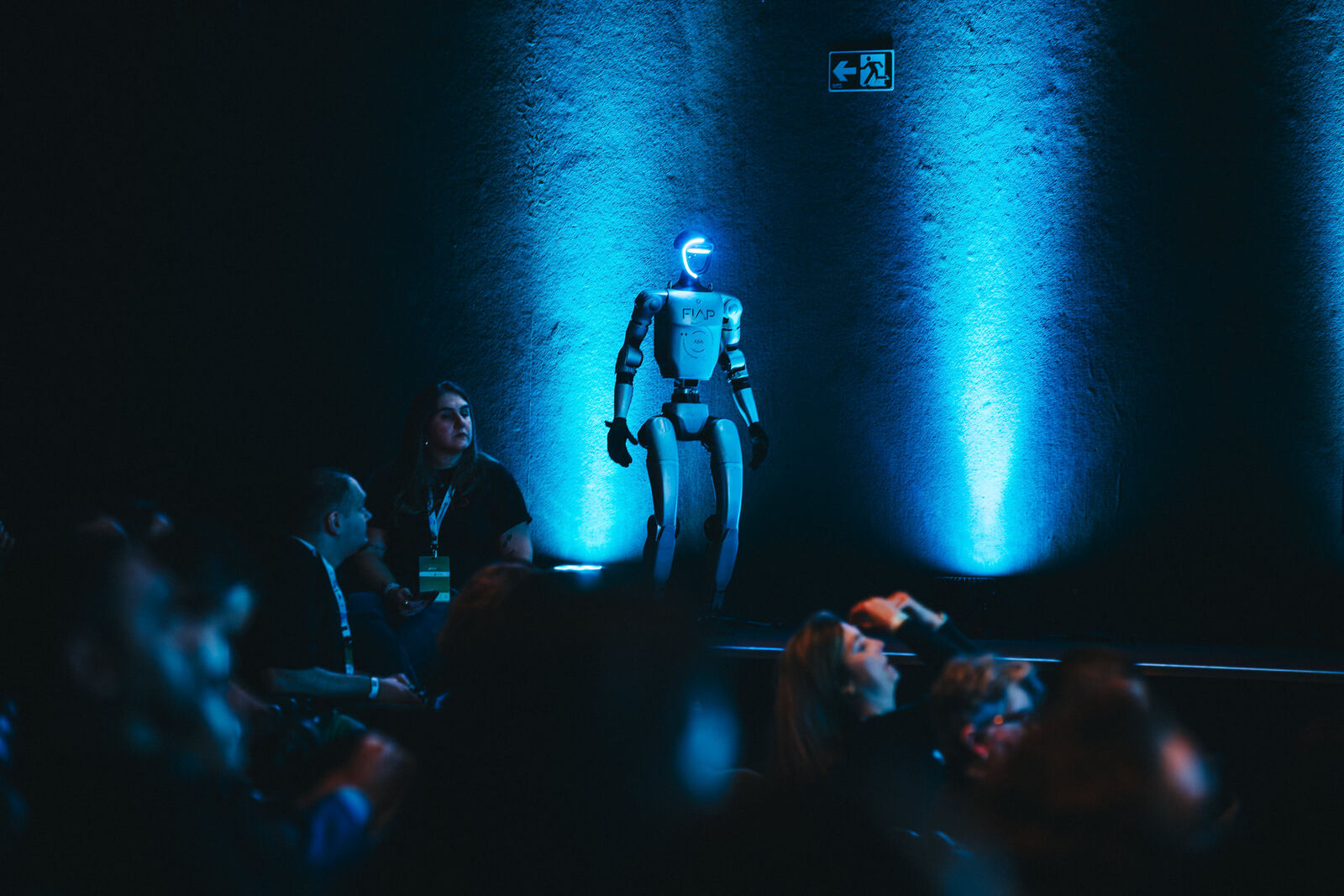 Robô humanoide em cena durante o Minas Summit