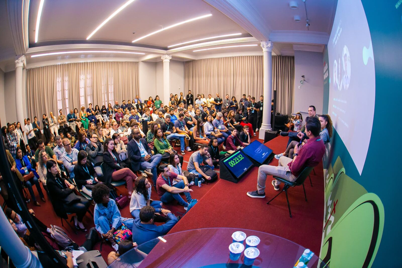 Sala lotada durante uma sessão simultânea