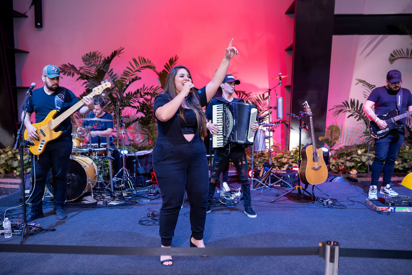 Banda no show de abertura do Minas Summit